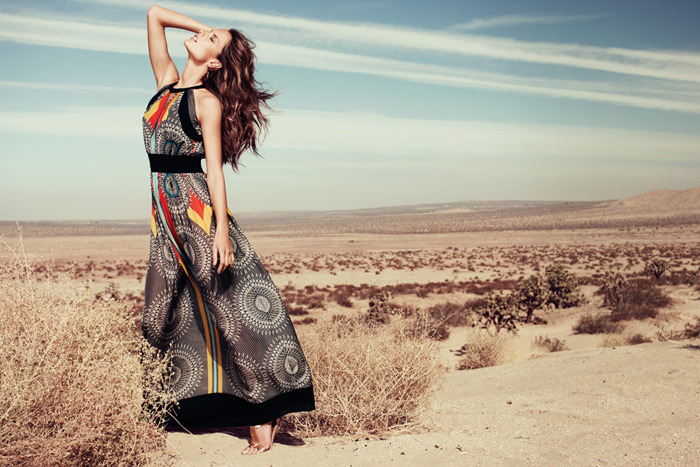 Алессандра Амброссио в длинном платье с геометричным узором Monsoon
