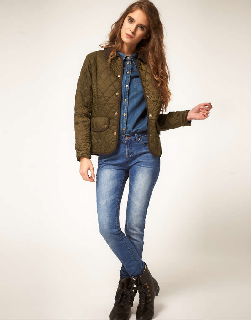 Девушка в куртке Barbour, синих джинсах и высоких кожаных ботинках
