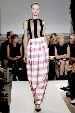 Девушка в черных кожаных балетках, Jil Sander