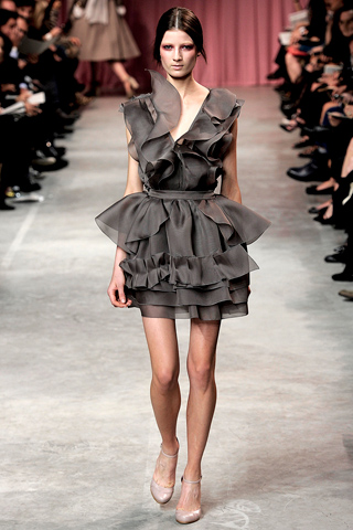 Девушка в легких балетках с ремешком, Nina Ricci