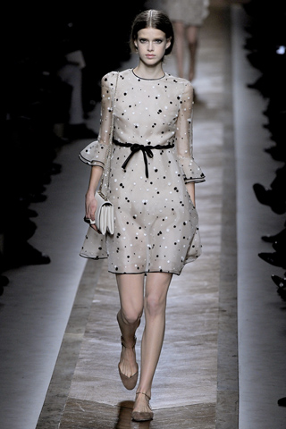 Девушка в балетках серого цвета, Valentino