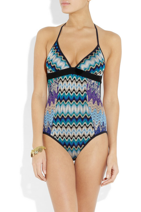 Девушка в закрытом купальнике с яркими узорами, Missoni