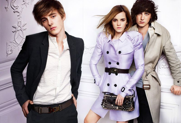 Реклама коллекции Burberry весна-лето 2010 с участием Эмма Уотсон и Алекса Уотсон