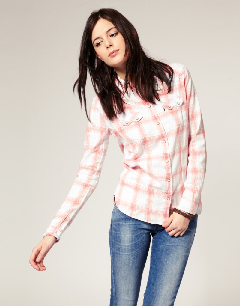 Девушка в джинсах и розовой клетчатой рубашке с длинными рукавами, Levi's