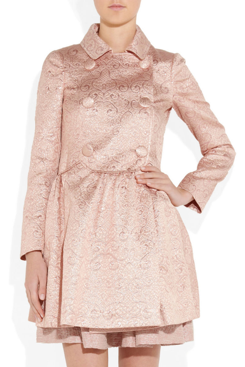 Девушка в розовом двубортном пальто из парчи, RED Valentino