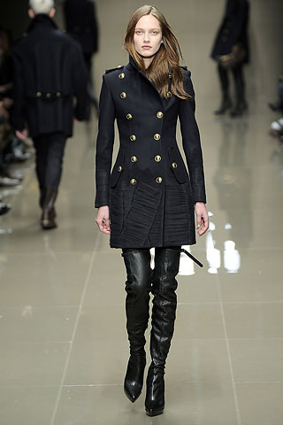 Двубортное пальто с золотистыми пуговицами и накладными погонами, Burberry Prorsum