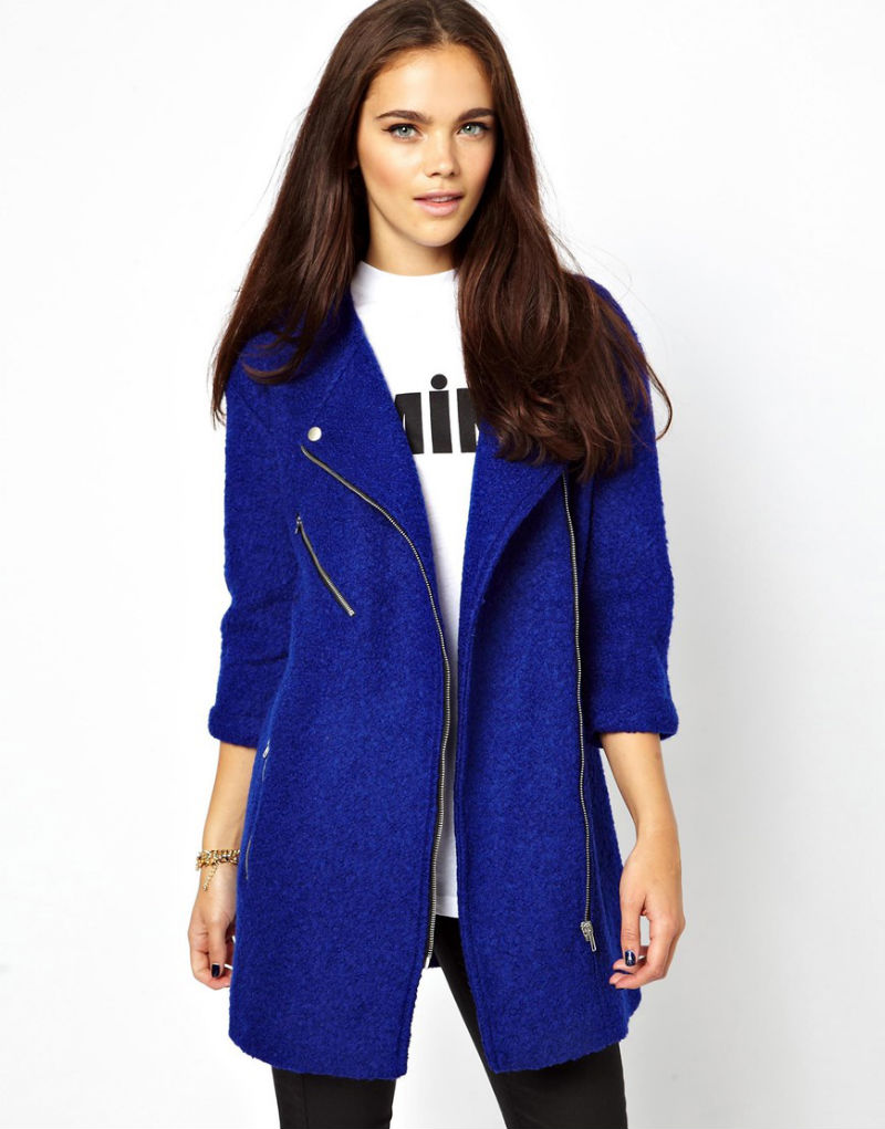 Девушка в ярком синем шерстяном пальто на молнии, Glamorous