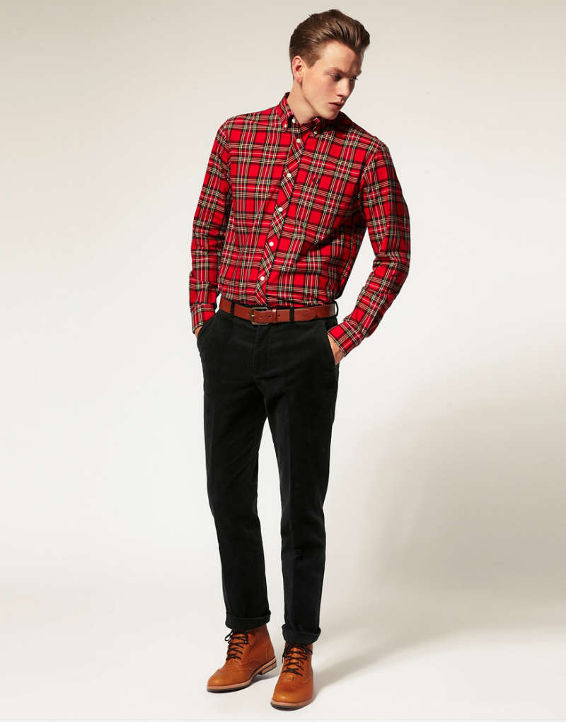 Мужчина в узких брюках кордах, Fred Perry