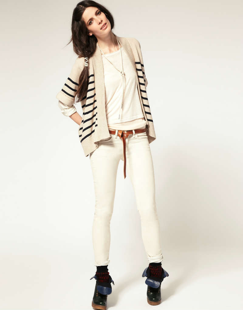 Девушка в узких облегающих белых вельветовых джинсах, Rag & Bone