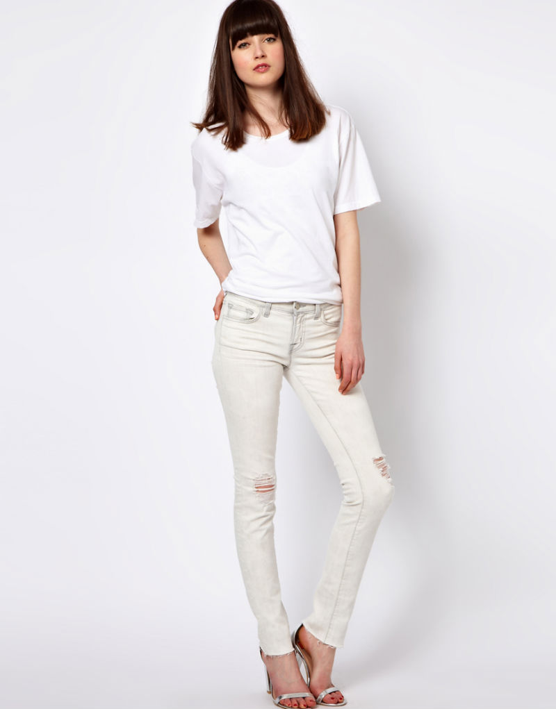 Девушка в узких белых джинсах с рваными коленками и белой футболке, J Brand