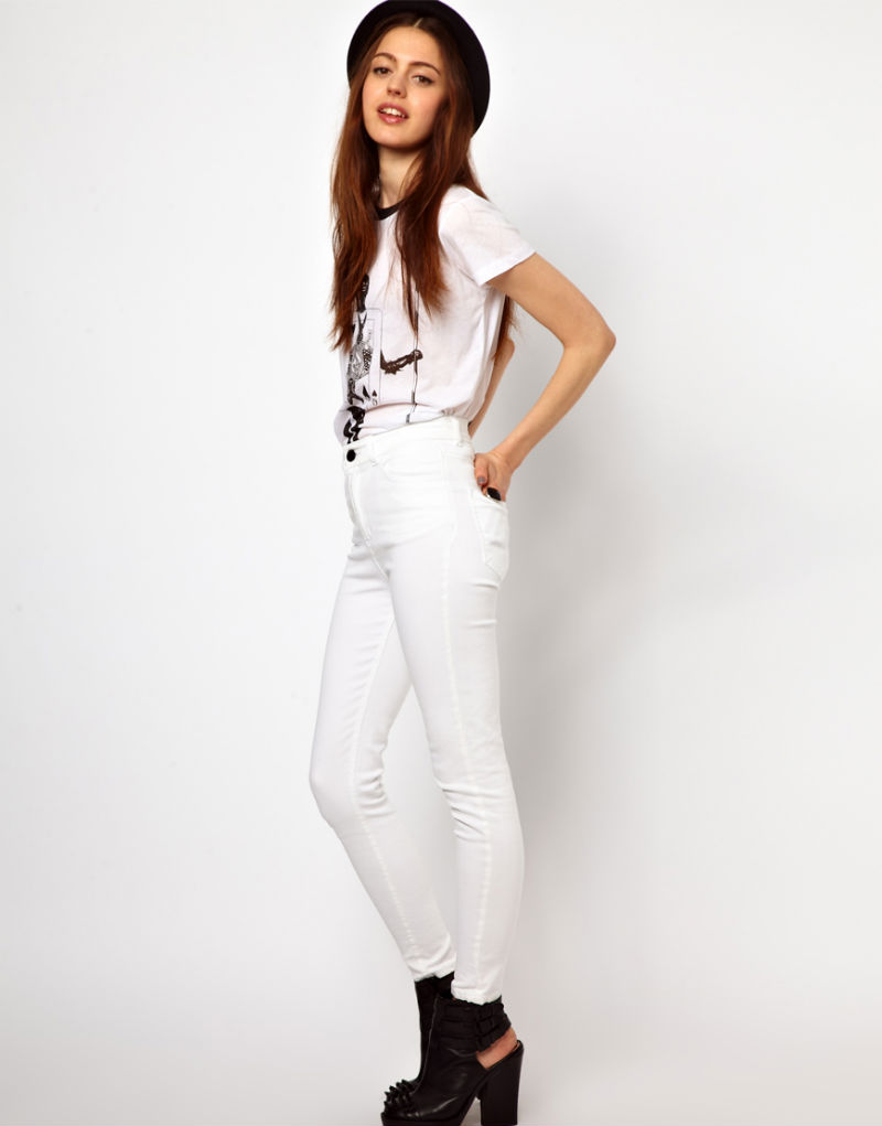 Девушка в белой футболке и узких белых обтягивающих джинсах с высокой талией, Just Female