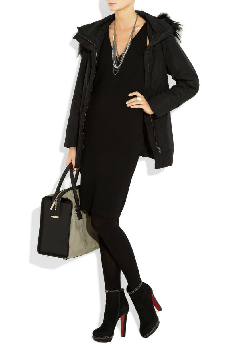 Девушка в черном кашемировом платье, Donna Karan