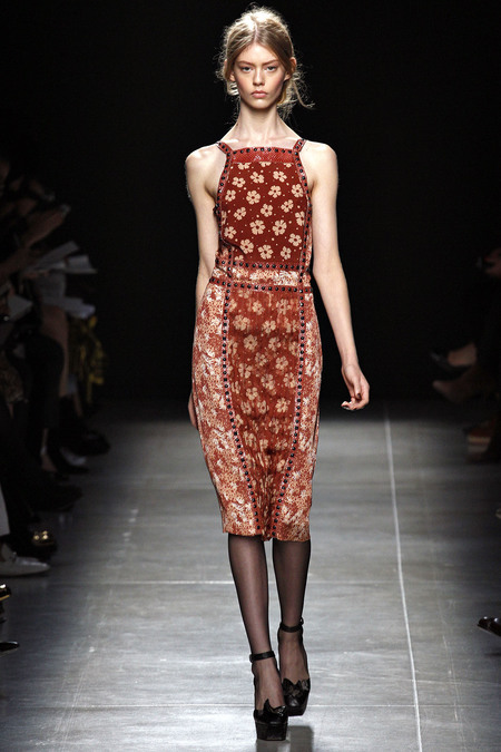 Девушка в красном платье-сарафане с цветочным принтом, Bottega Veneta
