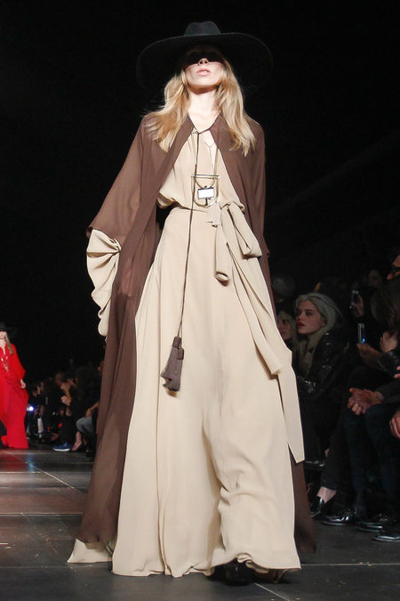 Девушка в длинном платье в пол песочного цвета, Saint Laurent