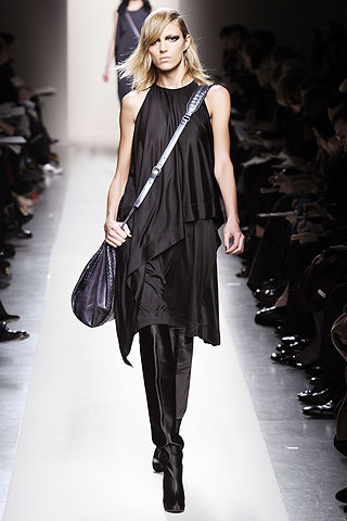 Черное платье, ботфорты, сумка, все Bottega Veneta