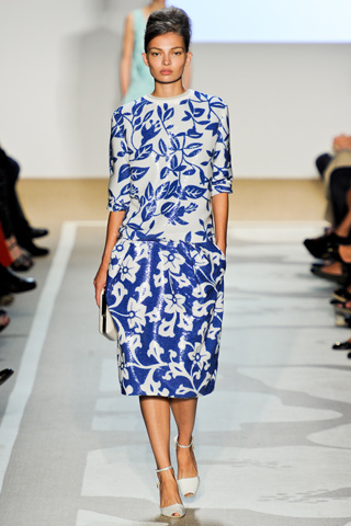 Carola Remer в белом топе и синей юбке с цветочным принтом, Diane von Furstenberg