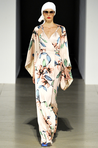 Erjona Ala в платье с запахом с цветочным принтом в виде архидей, Temperley London