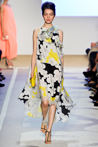 Fei Fei Sun в платье с жабо в крупный цветок, Diane von Furstenberg