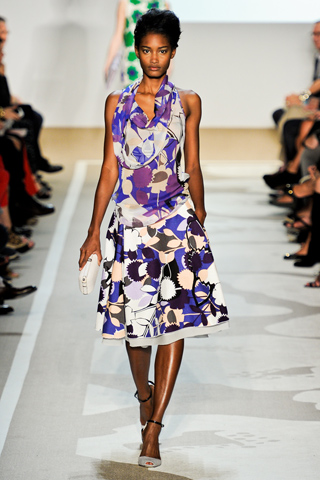 Melodie Monrose в летнем платье с ярким цветочным рисунком, Diane von Furstenberg