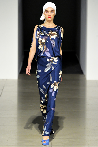 Samantha Gradoville в синем платье из шелка с цветочным принтом, Temperley London