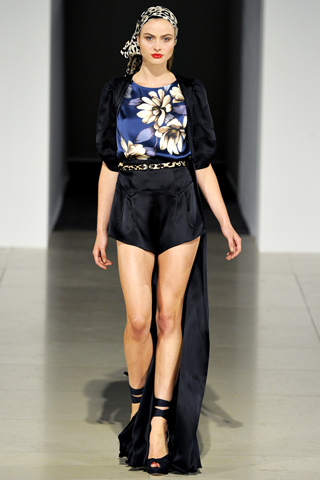 Simone Doreleijers в шортах и шелковой блузе с цветочным рисунком, Temperley London