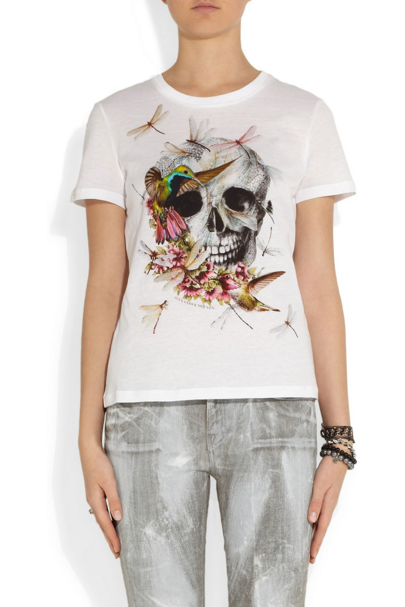 Девушка в белой футболке с черепом и стрекозами, Alexander McQueen
