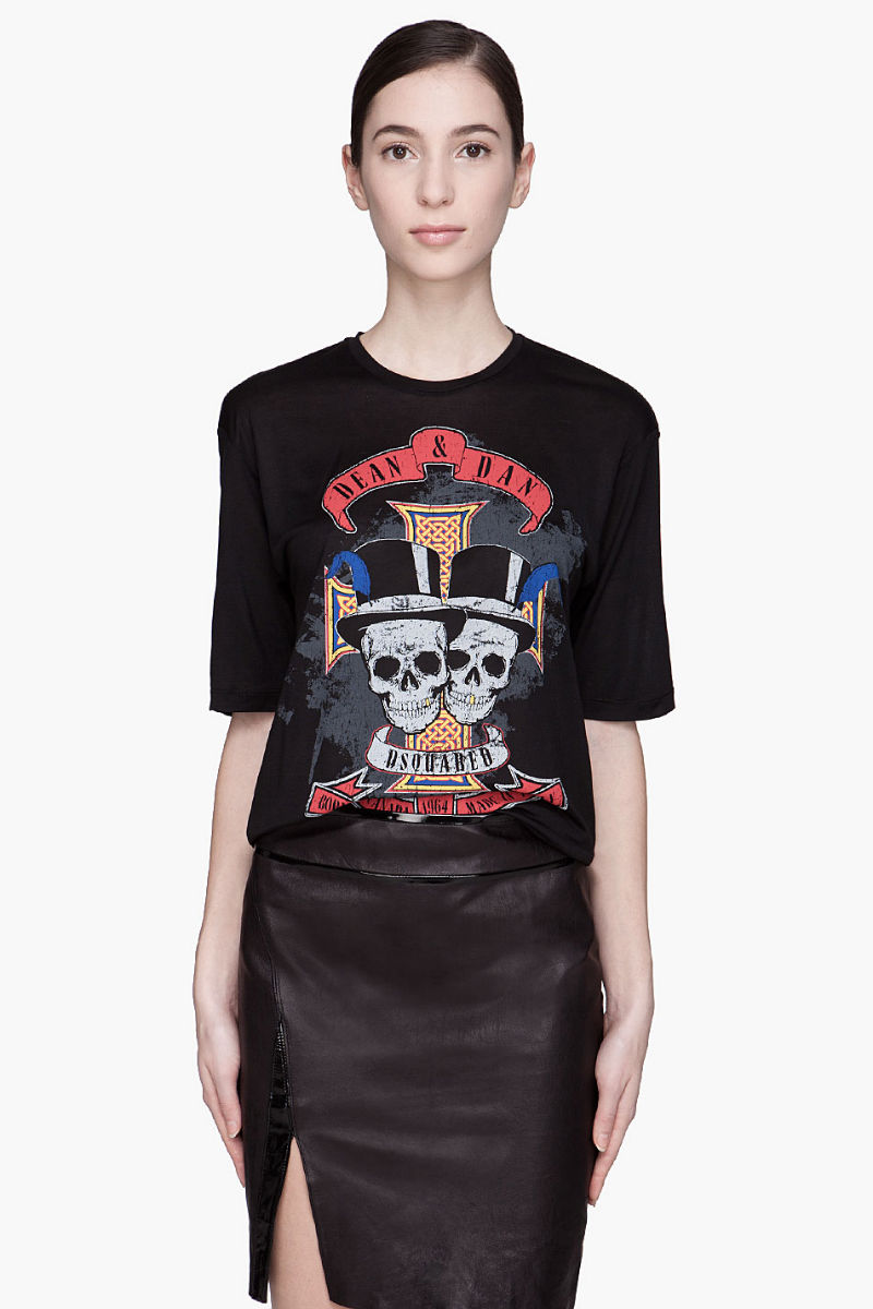 Девушка в черной футболке c двумя черепами Dean & Dan, DSquared2