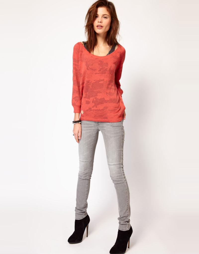 Девушка в серых узких джинсах Skinny, Diesel
