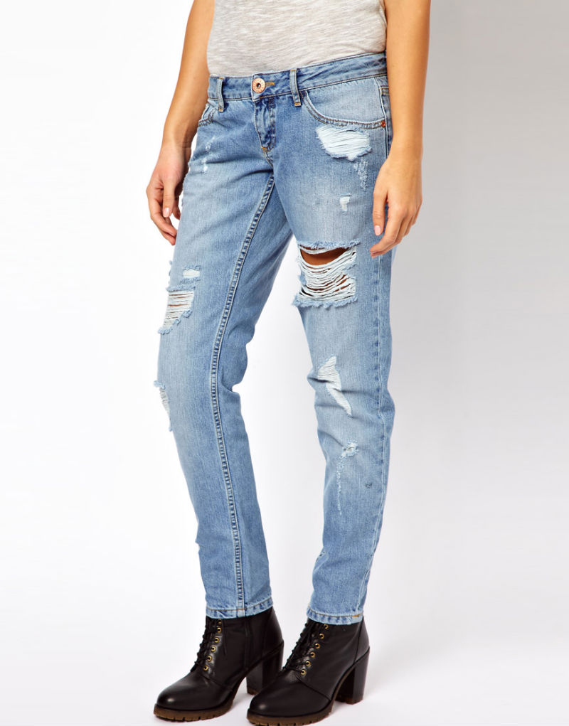 Девушка в рваных джинсах свободного кроя, River Island
