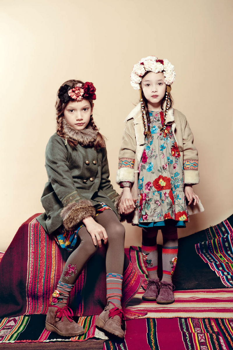Девочки в детской одедже бренда Kenzo