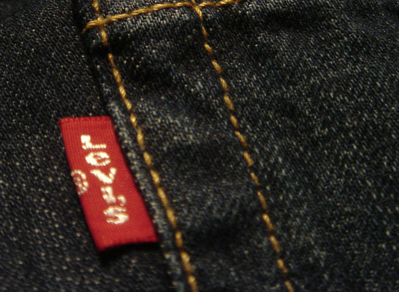 Красный патч Levi's на заднем кармане джинсов