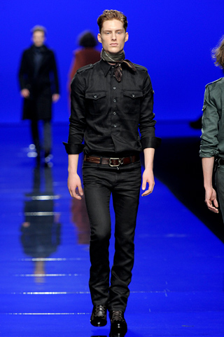 Мужчина в черных узких джинсах и черной рубашке, Roberto Cavalli