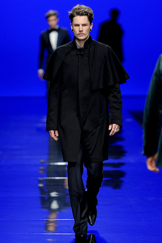 Мужчина в черном плаще-макинтоше, Roberto Cavalli