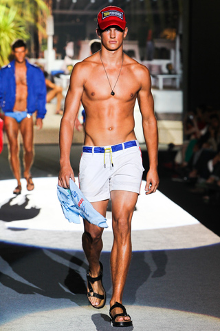 Мужчина в белых плавательных шортах и бейсболке, Dsquared2
