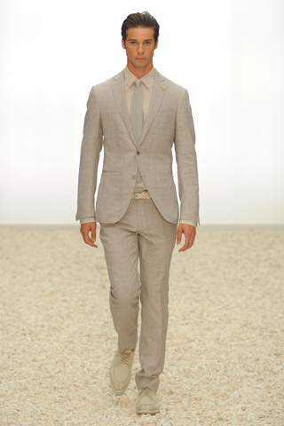 Мужчина в светло-сером классическом костюме, Ermenegildo Zegna