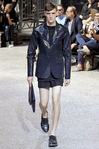 Мужчина в темном блестящем пиджаке и коротких шортах, Lanvin