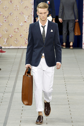 Мужчина в белых брюках, синем блейзере, Louis Vuitton