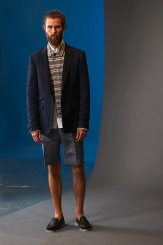 Мужчина в синем спортивном пиджаке и гофрированных шортах, Rag & Bone