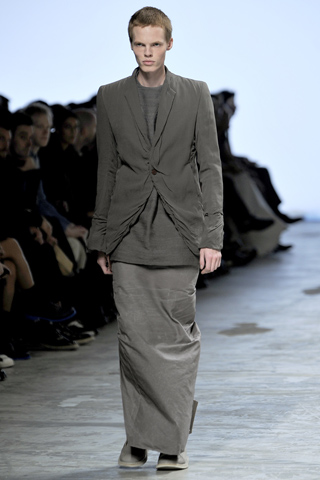 Мужчина в сером пиджаке на одной пуговице и длинной юбке в пол, Rick Owens
