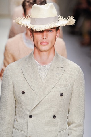 Мужчина в льняном двубортном пиджаке и шляпе федора, Salvatore Ferragamo