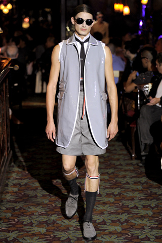 Мужчина в удлиненном пиджаке без рукавов и юбке, Thom Browne