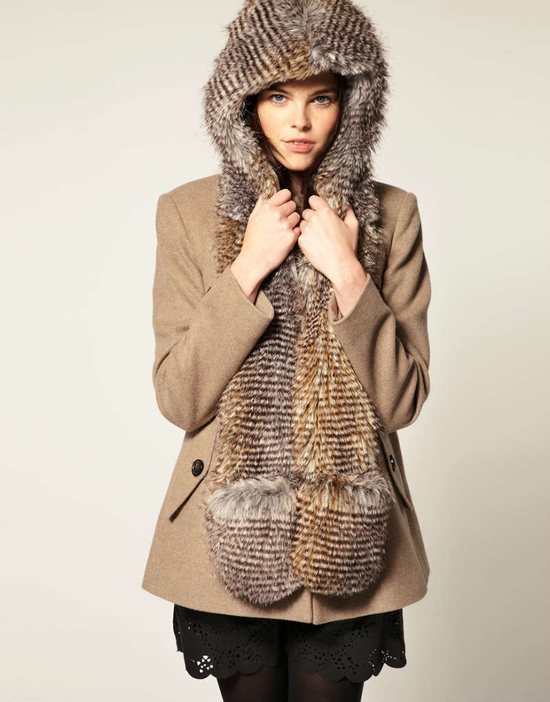 Девушка в теплом меховом шарфе-капюшоне, Spirithoods