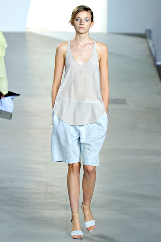 Cassie Davies в широких шортах и майке пастельных цветов, 3.1 Phillip Lim