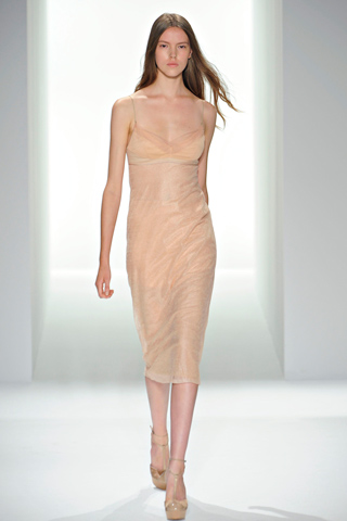 Josefien Rodermans в шелковом платье-ночнушке пастельного цвета, Calvin Klein Collection