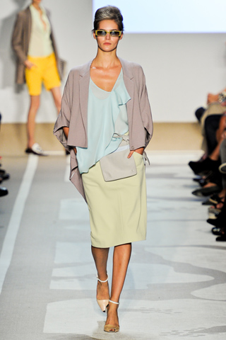 Juju Ivanyuk в юбке, блузке и жакете в цветах пастели, Diane von Furstenberg