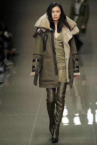 Высокие сапоги-ботфорты из кожи питона, дубленка, все Burberry Prorsum