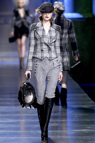 Высокие сапоги из черной кожи, жакет в клетку, все Christian Dior