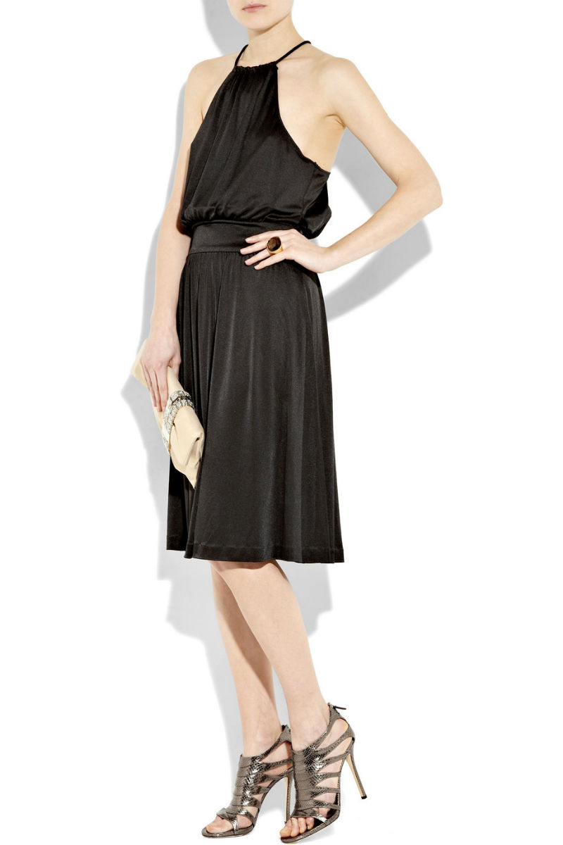 Девушка в черном вечернем платье с туфляк из кожи питона цвета металлик, Gucci