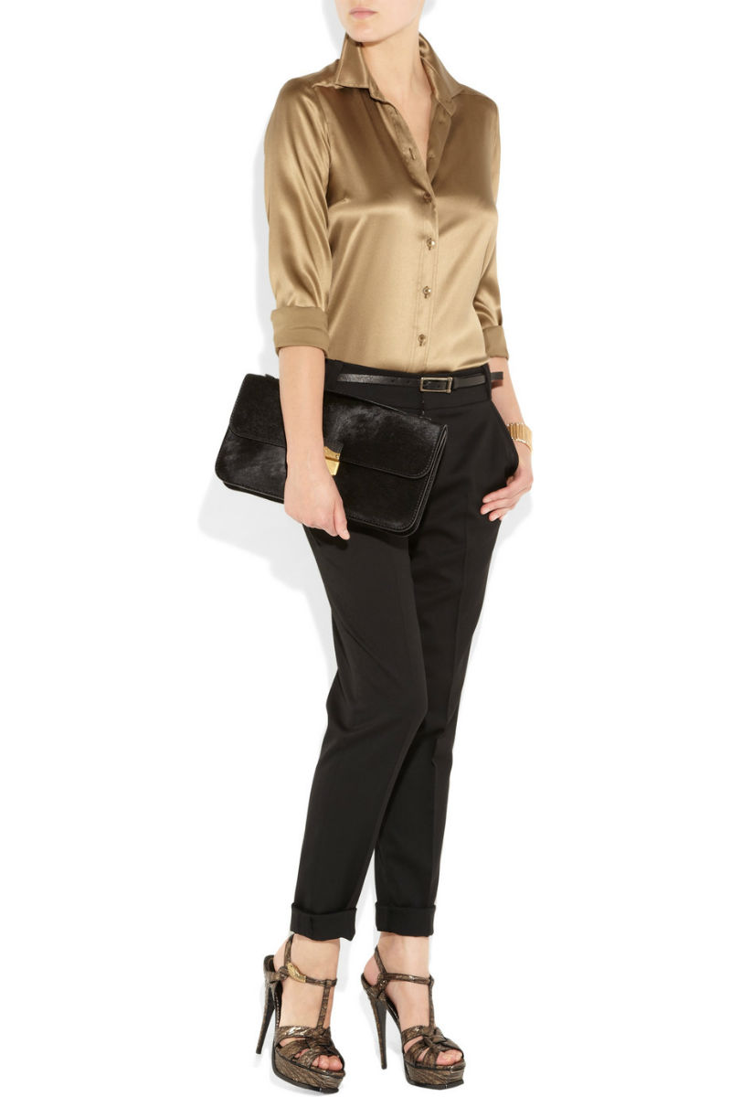 Девушка в черных брюках и туфлях из кожи питона, Yves Saint Laurent