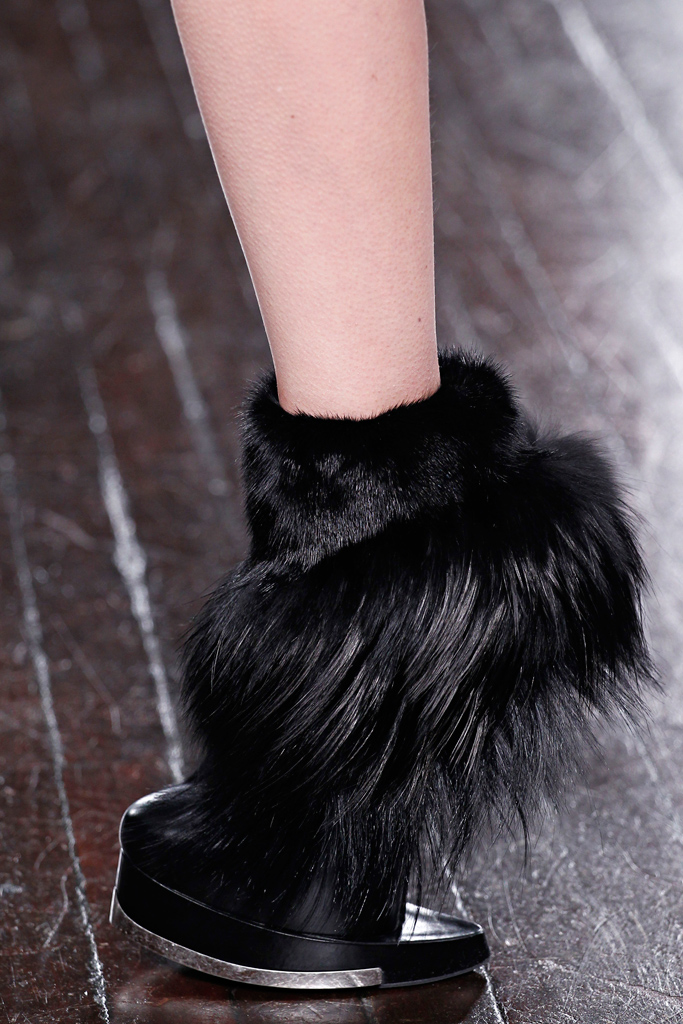 Черные ботильоны с мехом, Alexander McQueen